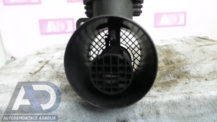 Luftmassenmesser van een Volkswagen Passat (3C2) 1.9 TDI 2007