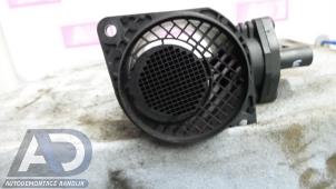 Luftmassenmesser van een Volkswagen Passat (3C2) 1.9 TDI 2007