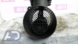 Luftmassenmesser van een Volkswagen Passat (3C2) 1.9 TDI 2007