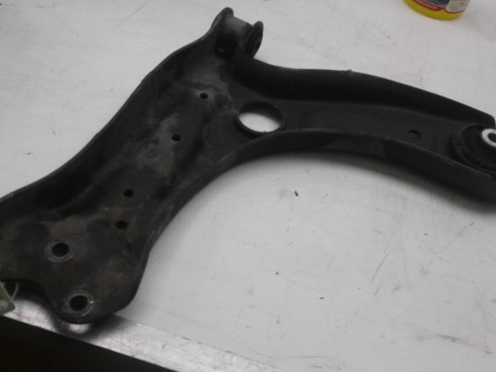 Front wishbone, right from a Audi A1 (8X1/8XK) 1.6 TDI 16V 2011