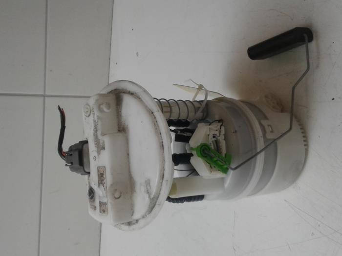 Electric fuel pump from a Renault Clio IV (5R) 1.2 16V 2015