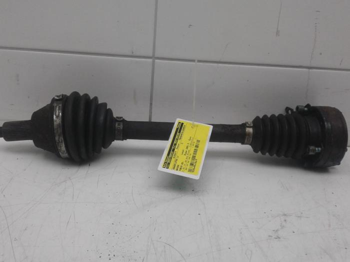 Front drive shaft, left from a Skoda Fabia (6Y5) 1.4i 2001