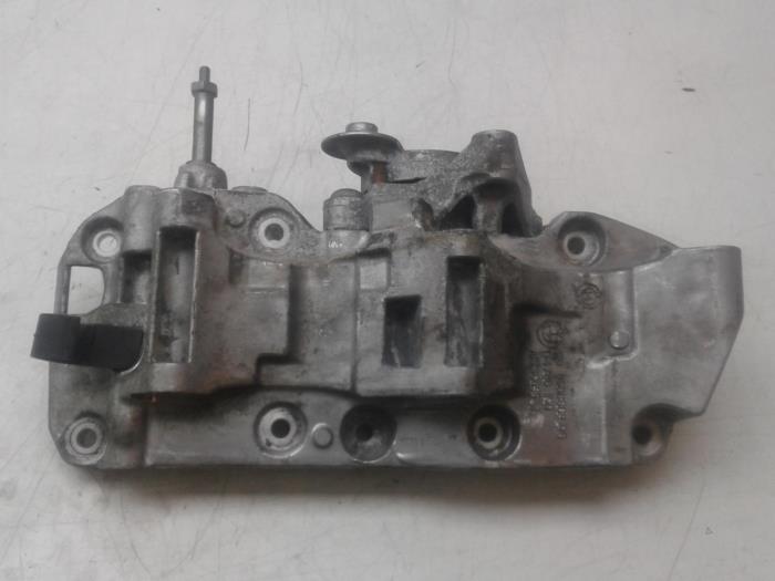 Usagé Support dynamo bas BMW 4 serie Gran Coupe (F36) 420d 2.0 16V Prix € 78,75 Règlement à la marge proposé par Wessel Parts & Service B.V.
