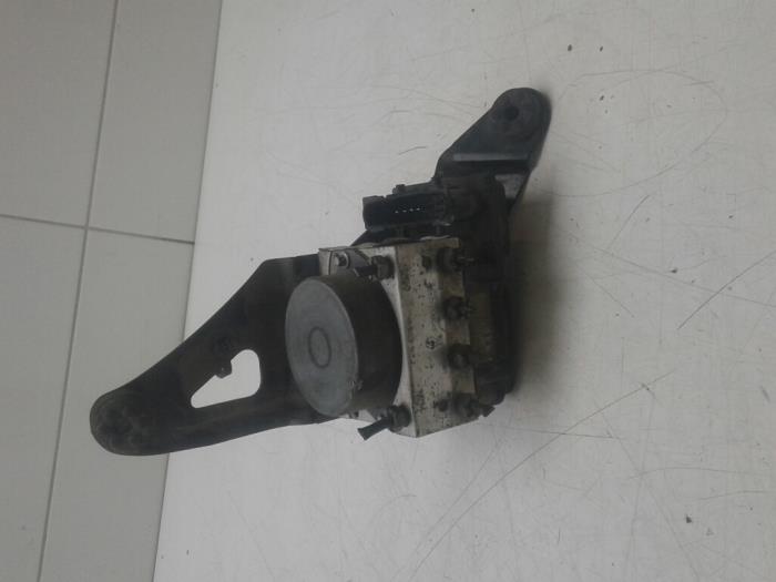 Używane Pompa ABS Renault Kangoo Express (FW) 1.5 dCi 90 FAP Cena € 103,95 Procedura marży oferowane przez Wessel Parts & Service B.V.