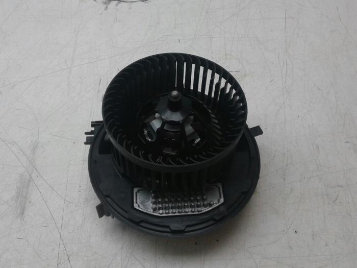 Motor de ventilador de calefactor de un Skoda Superb Combi (3V5) 1.6 TDI 2016