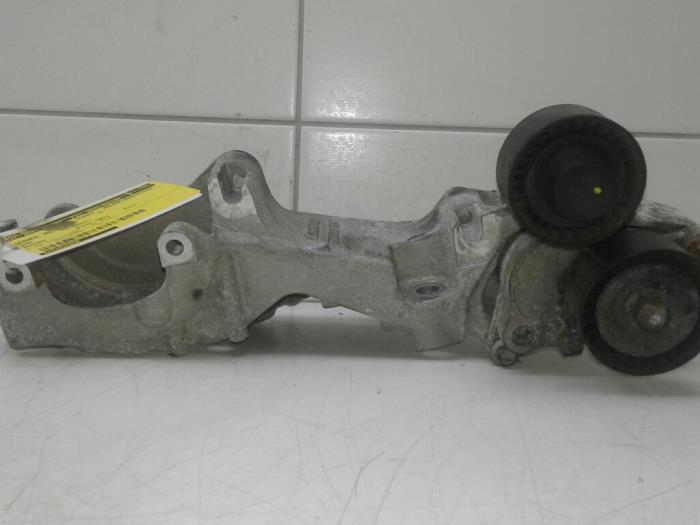 Usados Rodillo tensor correa múltiple Opel Movano Precio € 78,75 Norma de margen ofrecido por Wessel Parts & Service B.V.