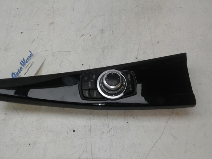 Navigation control panel from a BMW 3 serie Gran Turismo (F34) 318d 2.0 16V 2013