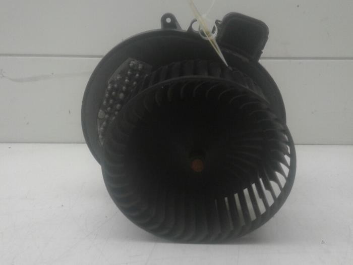 Heating and ventilation fan motor from a BMW 3 serie Gran Turismo (F34) 318d 2.0 16V 2013