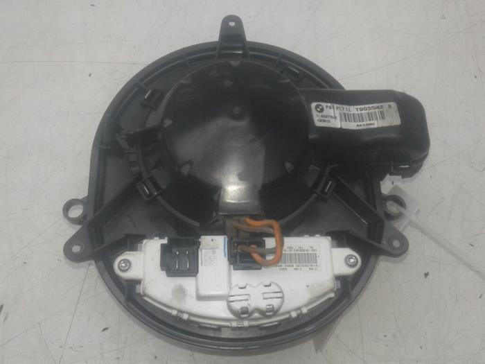 Heating and ventilation fan motor from a BMW 3 serie Gran Turismo (F34) 318d 2.0 16V 2013
