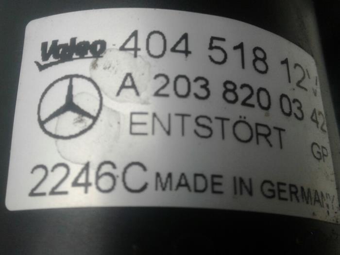 Front wiper motor from a Mercedes-Benz CLK (W209) 3.2 320 CDI V6 24V 2006