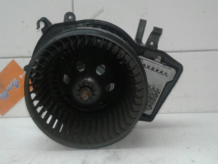 Heating and ventilation fan motor from a Mercedes-Benz CLK (W209) 3.2 320 CDI V6 24V 2006