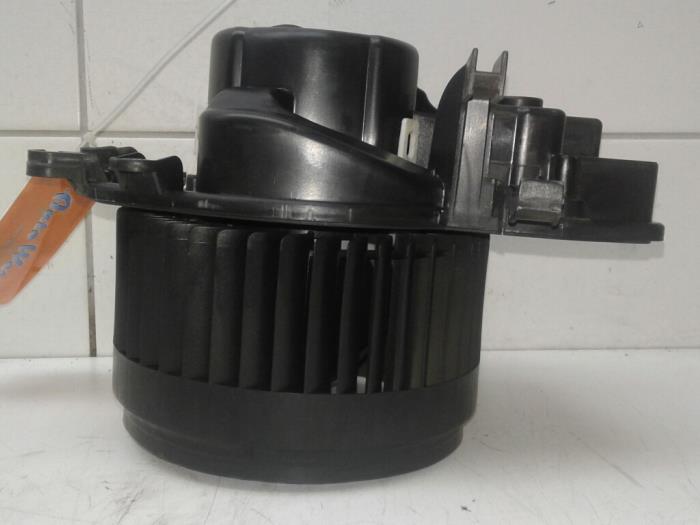 Heating and ventilation fan motor from a Mercedes-Benz CLK (W209) 3.2 320 CDI V6 24V 2006