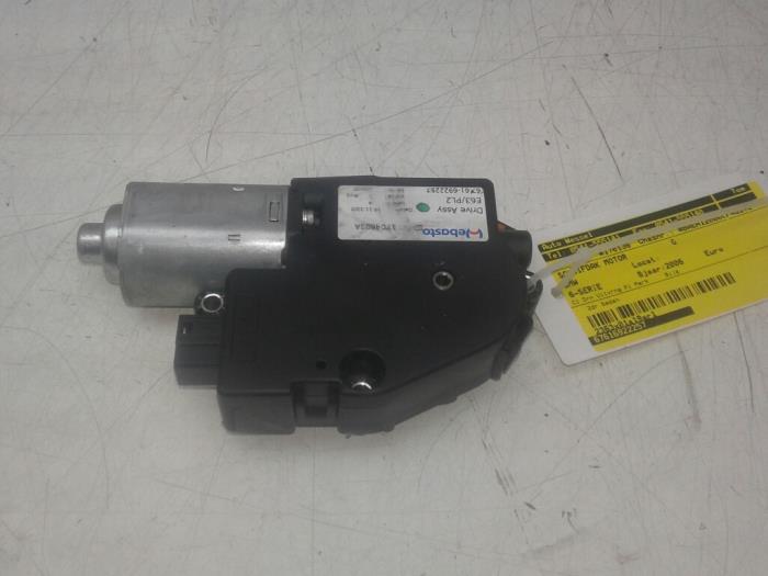 Używane Silnik szyberdachu BMW 6 serie (E63) 650 i 4.8 V8 32V Cena € 78,75 Procedura marży oferowane przez Wessel Parts & Service B.V.
