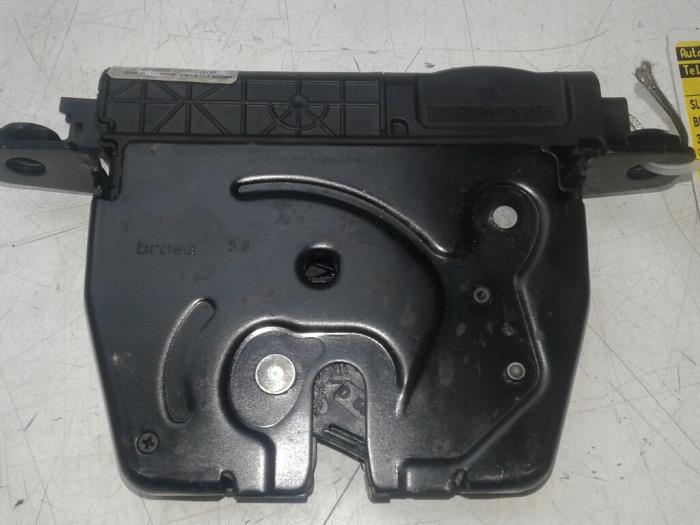 Tailgate lock mechanism from a BMW 3 serie (F30) 330i 2.0 16V 2015