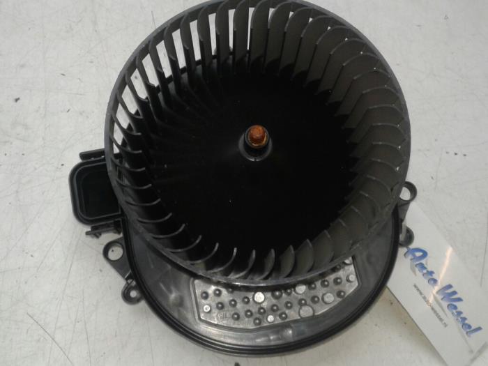 Heating and ventilation fan motor from a BMW 3 serie (F30) 330i 2.0 16V 2015