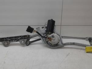 Usagé Moteur essuie-glace avant Mercedes SL (R230) 5.0 SL-500 V8 24V Prix € 199,00 Règlement à la marge proposé par Autobedrijf G.H. Wessel B.V.