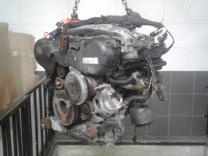 Motor van een Volkswagen Passat Variant (3B6) 2.5 TDI V6 24V 2003