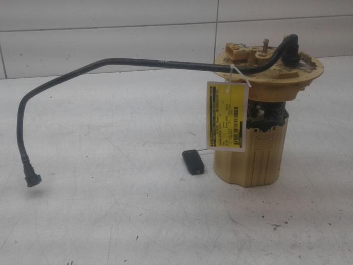 Electric fuel pump from a Opel Astra J (PC6/PD6/PE6/PF6) 1.6 CDTI 16V 2015
