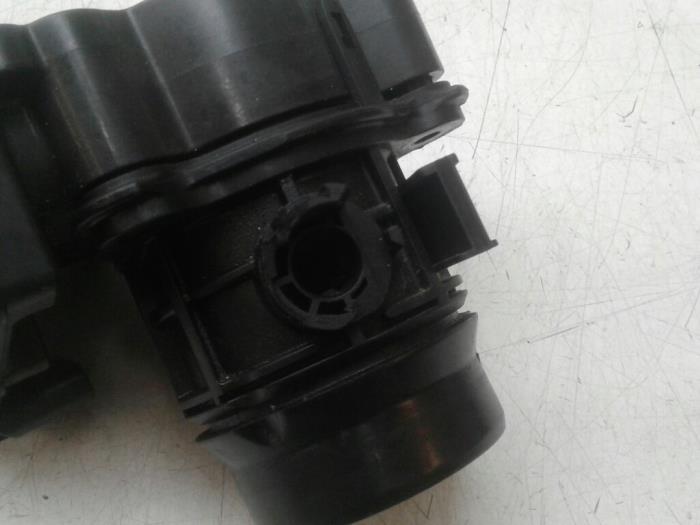Throttle body from a BMW 5 serie (F10) 518d 16V 2015