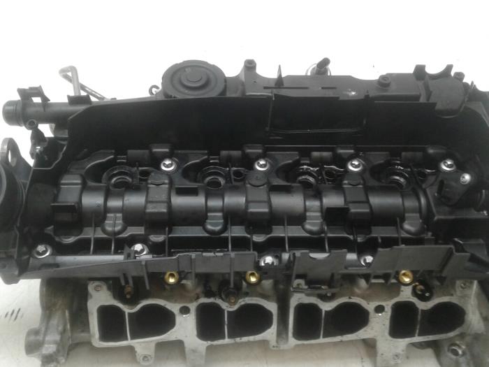 Cylinder head from a BMW 5 serie (F10) 518d 16V 2015
