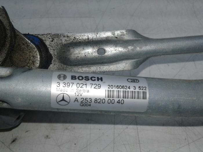 Scheibenwischermotor vorne van een Mercedes-Benz GLC (X253) 2.0 250 16V 4-Matic 2017