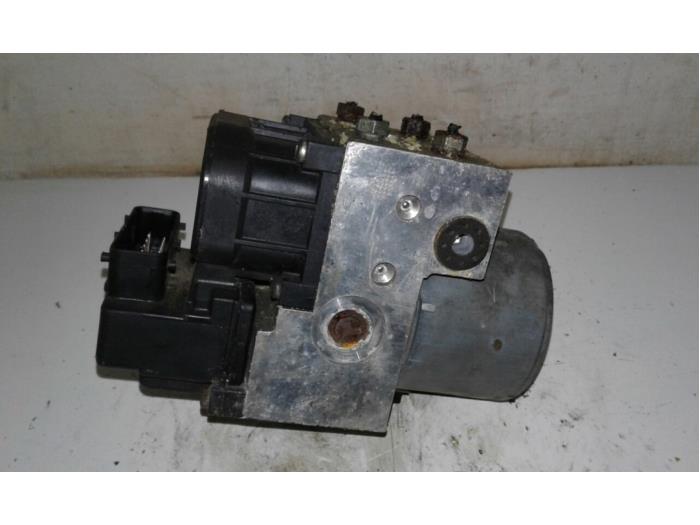 ABS pump from a Peugeot Partner 2.0 HDi 2003