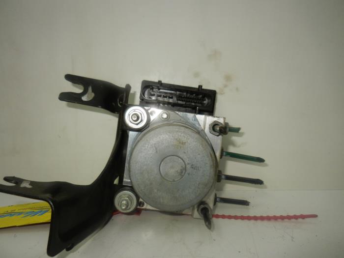 Używane Pompa ABS Renault Clio III (BR/CR) 1.5 dCi 85 Cena € 78,75 Procedura marży oferowane przez Wessel Parts & Service B.V.