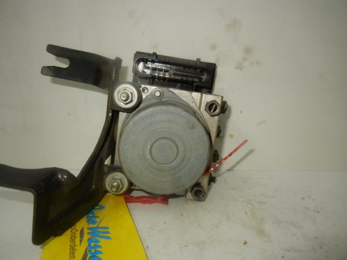 Używane Pompa ABS Renault Clio III (BR/CR) 1.5 dCi 70 Cena € 51,45 Procedura marży oferowane przez Wessel Parts & Service B.V.