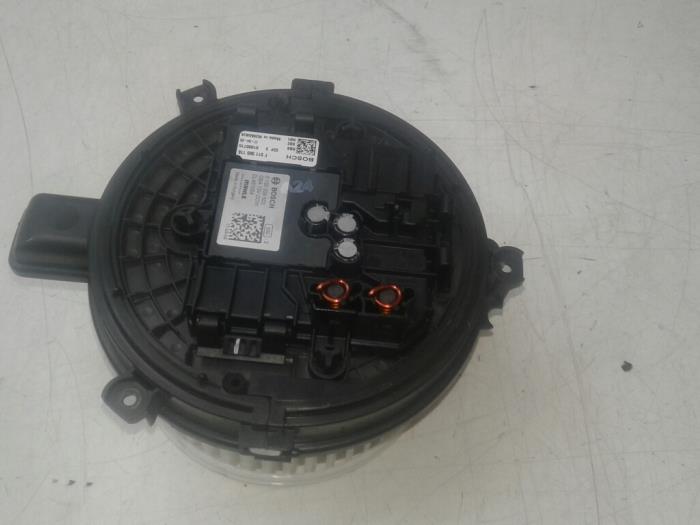Heating and ventilation fan motor from a Opel Astra K 1.6 CDTI 136 16V 2017