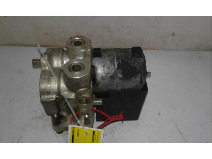Usagé Bloc ABS Renault Espace (J/S6) 2.1 TD Prix € 51,45 Règlement à la marge proposé par Wessel Parts & Service B.V.