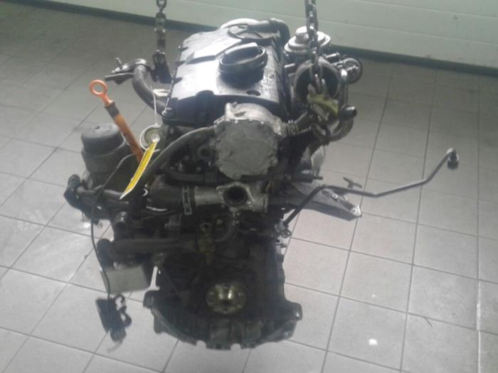 Motor van een Audi A4 Avant (B6) 1.9 TDI PDE 130 2004