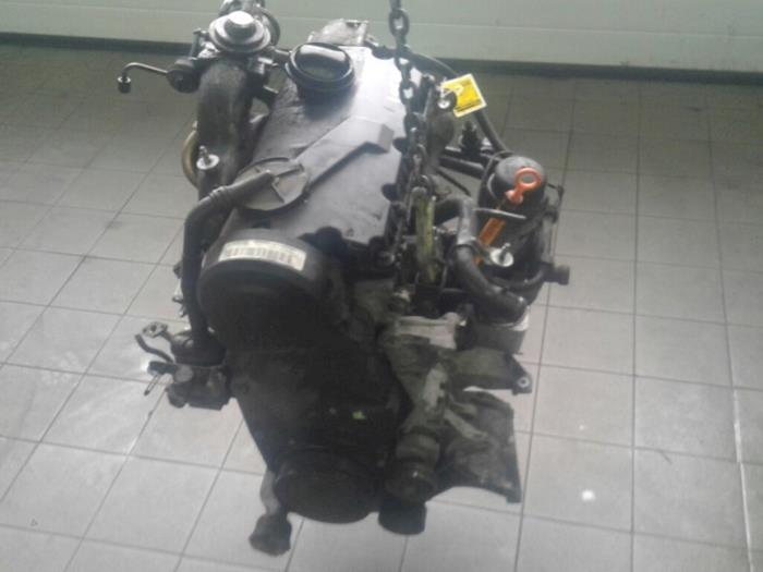 Motor van een Audi A4 Avant (B6) 1.9 TDI PDE 130 2004