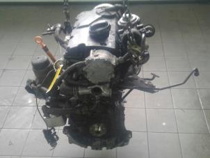 Motor van een Audi A4 Avant (B6) 1.9 TDI PDE 130 2004