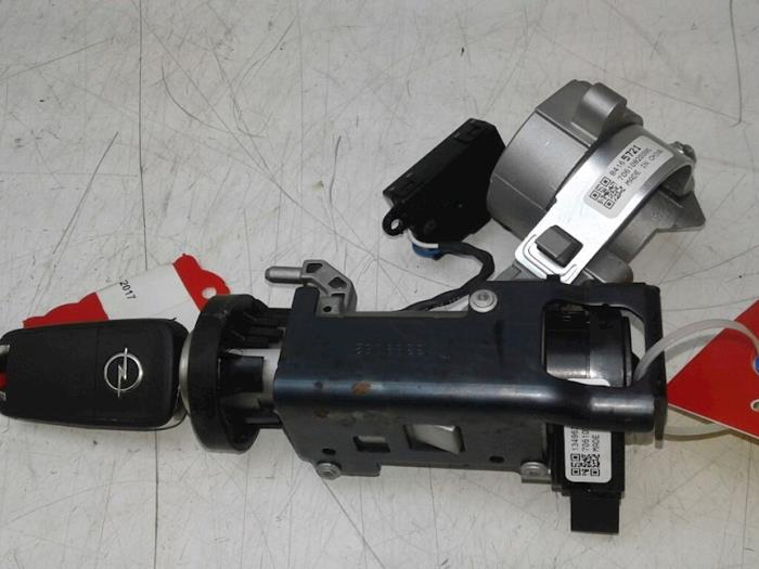 Begagnade Fjärrkontrollset Opel Corsa E 1.4 16V Bi-Fuel Pris på förfrågan erbjuds av Wessel Parts & Service B.V.