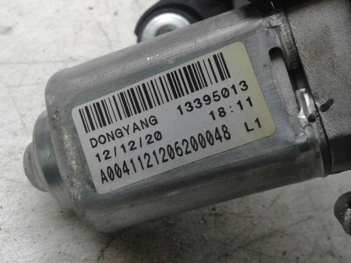 Rear wiper motor from a Opel Astra J (PC6/PD6/PE6/PF6) 1.7 CDTi 16V 110 2013