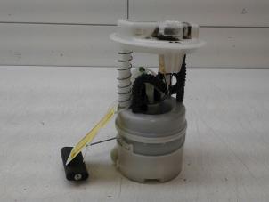 Used Electric fuel pump Renault Twingo II (CN) 1.2 16V Price € 69,00 Margin scheme offered by Autobedrijf G.H. Wessel B.V.
