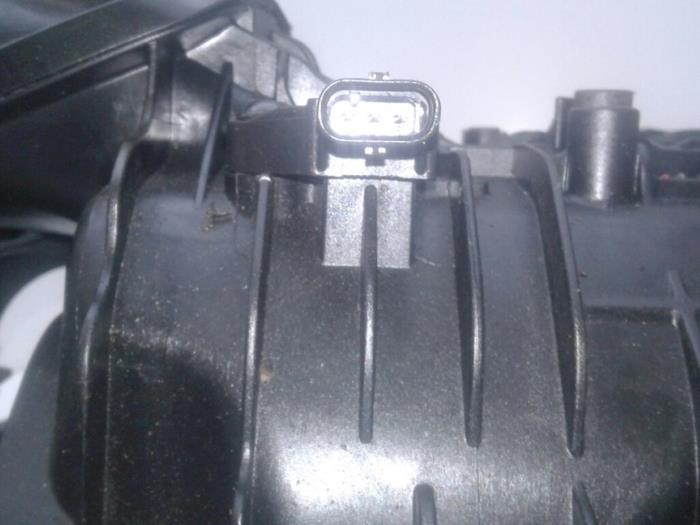 Intake manifold from a Mercedes-Benz E (C207) E-550 V8 32V 2011