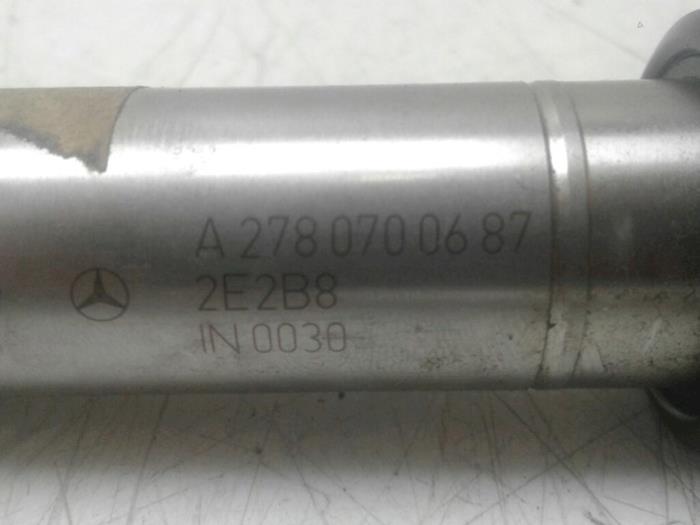 Injektor (Benzineinspritzung) van een Mercedes-Benz E (C207) E-550 V8 32V 2011