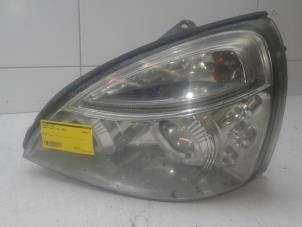 Used Headlight, left Renault Clio II (BB/CB) 1.2 16V Price € 50,00 Margin scheme offered by Autobedrijf G.H. Wessel B.V.