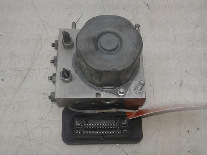 Usagé Pompe ABS Mercedes A (W176) 1.8 A-180 CDI 16V Autom. Prix € 183,75 Règlement à la marge proposé par Wessel Parts & Service B.V.