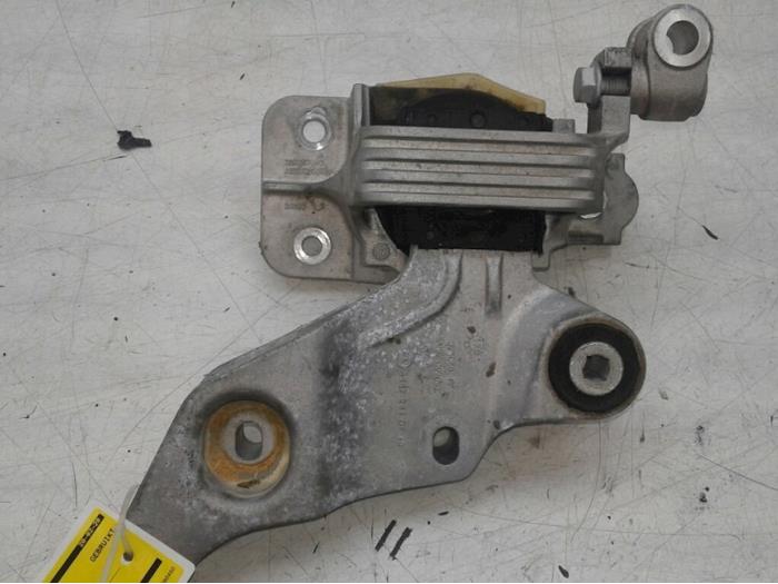 Used Engine mount Mercedes Vito Mixto (447.7) 1.6 109 CDI 16V Price € 82,95 Margin scheme offered by Wessel Parts & Service B.V.
