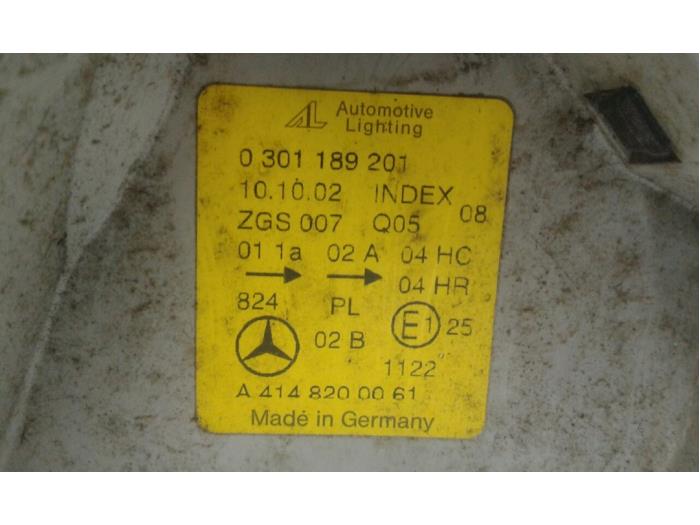 Optique avant principal gauche d'un Mercedes-Benz Vaneo (W414) 1.7 CDI 16V 2003