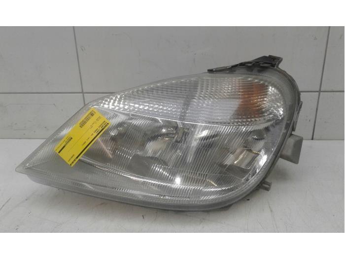 Używane Reflektor lewy Mercedes Vaneo (W414) 1.7 CDI 16V Cena € 82,95 Procedura marży oferowane przez Wessel Parts & Service B.V.