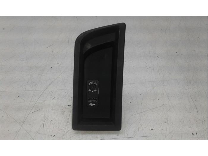 Używane Zlacze AUX/USB BMW 1 serie (F20) 118d 2.0 16V Cena € 47,25 Procedura marży oferowane przez Wessel Parts & Service B.V.