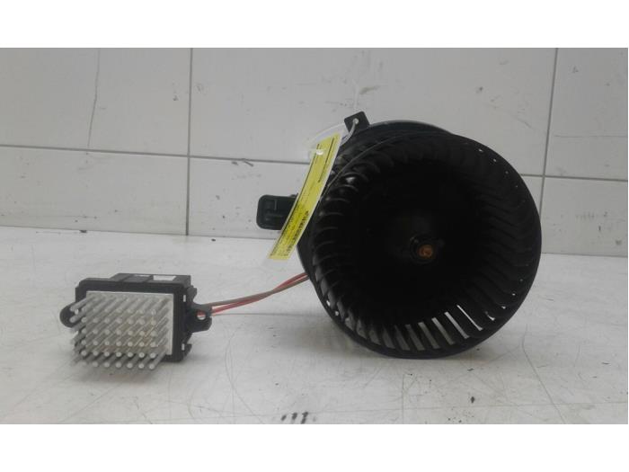 Heating and ventilation fan motor from a Opel Meriva 1.7 CDTI 16V 2013
