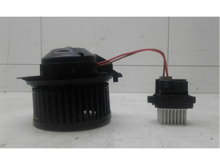 Heating and ventilation fan motor from a Opel Meriva 1.7 CDTI 16V 2013