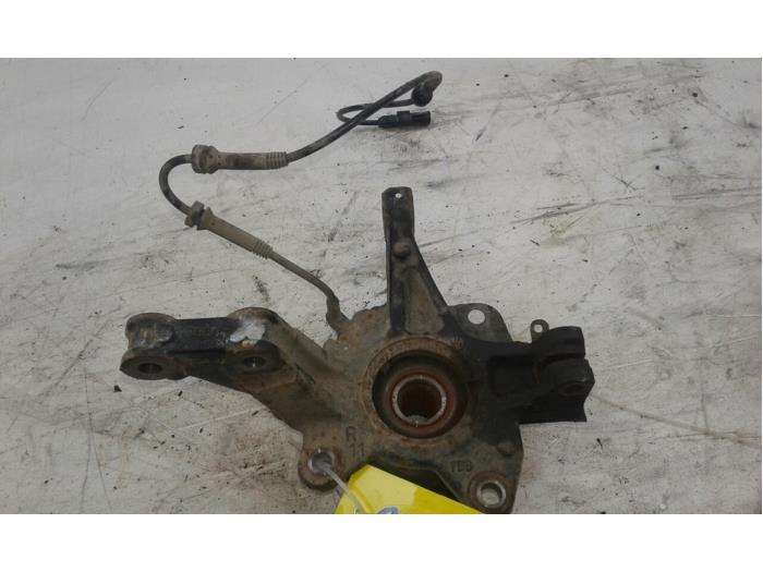 Knuckle, front right from a Renault Clio IV (5R) 1.5 Energy dCi 90 FAP 2012