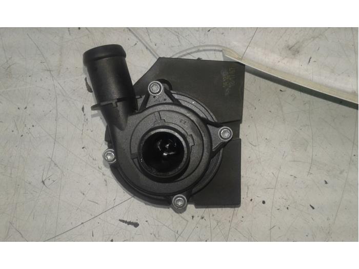 Usagé Pompe à eau Volkswagen Touran (5T1) 1.2 TSI Prix € 51,45 Règlement à la marge proposé par Wessel Parts & Service B.V.