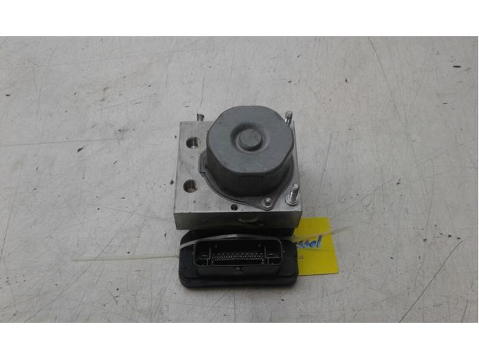ABS pump from a Renault Clio IV (5R)  2015