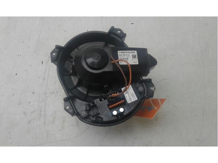 Heating and ventilation fan motor from a Mercedes-Benz CLA (117.3) 1.6 CLA-200 16V 2013